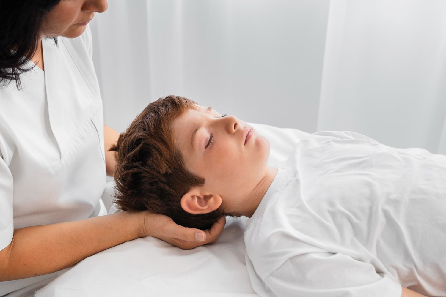 Terapia física pediátrica y masajes para niños.